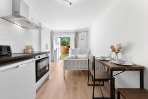 Η κουζίνα ή μικρή κουζίνα στο Cosy, Modern & Central Studio 1min from Train with Private Garden - The Kensal Suite +12 φωτογραφίες