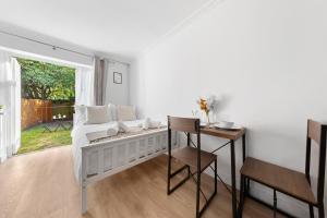Χώρος καθιστικού στο Cosy, Modern & Central Studio 1min from Train with Private Garden - The Kensal Suite