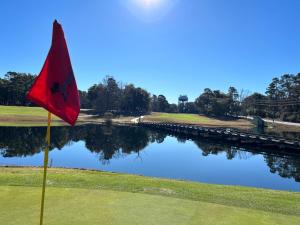 默特尔比奇Its JTs的池塘边高尔夫球场上的红旗