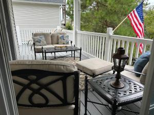 默特尔比奇Its JTs的门廊配有桌椅和美洲国旗