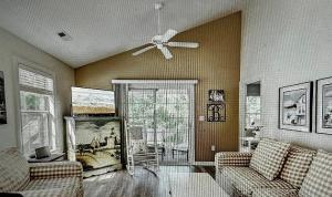 默特尔比奇Its JTs的客厅配有两张沙发和吊扇 更多20张照片