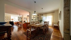 een eetkamer en woonkamer met een tafel en stoelen bij Casa San Caetano 1 in Porto do Son
