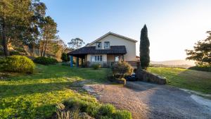 een huis met een grindoprit ervoor bij Casa San Caetano 1 in Porto do Son