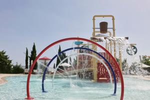 Bazén v ubytování Aphrodite Hills Hotel nebo v jeho okolí