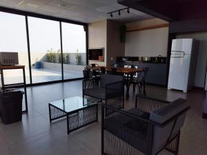 a kitchen and dining room with a table and chairs at E-Compartilhe Biopark, edifício inteligente | Toledo in Toledo