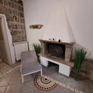 Zimmer mit einem Steinkamin und einem Stuhl in der Unterkunft Pettinara 21 in Viterbo + 36 Fotos
