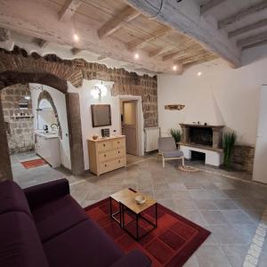 ein Wohnzimmer mit Sofa und Tisch in der Unterkunft Pettinara 21 in Viterbo