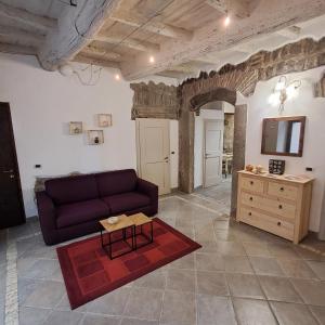 ein Wohnzimmer mit Sofa und Tisch in der Unterkunft Pettinara 21 in Viterbo