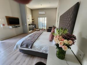 The Wantage Suites客房内的一张或多张床位
