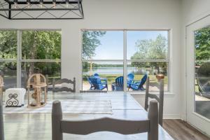 Un comedor con una mesa y sillas azules. en Lakeside Haven with Hot Tub, en Hot Springs
