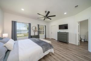 Un dormitorio con una cama y un ventilador de techo. en Lakeside Haven with Hot Tub, en Hot Springs