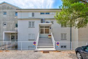 ein weißes Haus mit einer Treppe davor in der Unterkunft The View in Crikvenica