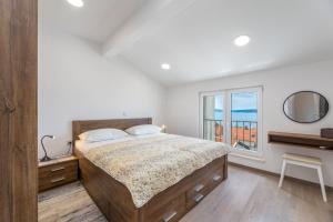 ein Schlafzimmer mit einem großen Bett und einem Fenster in der Unterkunft The View in Crikvenica