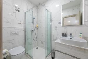 ein Badezimmer mit Dusche, Toilette und Waschbecken in der Unterkunft The View in Crikvenica + 23 Fotos