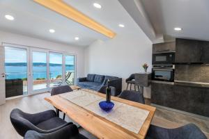 eine Küche und ein Wohnzimmer mit Tisch und Stühlen in der Unterkunft The View in Crikvenica