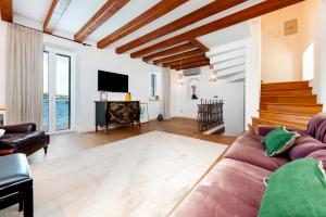 Televisyen dan/atau pusat hiburan di Seaside House Andrea - 3BR with balcony & sea view