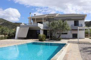 Πισίνα στο ή κοντά στο Turquoise Villa Loutraki