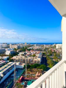 un balcone con vista sulla città. di torry de yomely sea view a Playa de las Americas