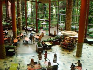 a lobby of a shopping center with people in it at Aguasclaras Residencial in Manaus