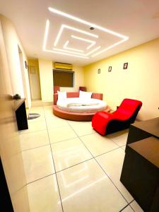 Postel nebo postele na pokoji v ubytování Aundh Elite Stay