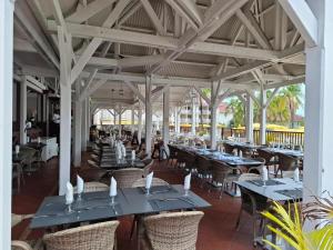 Restaurace v ubytování Le MaDja'Kaz - studio en résidence et bord de Mer - Sainte Luce Martinique + 16 fotografií