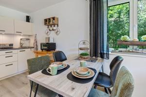 Una cocina y un comedor con mesa y sillas de madera. en Schwarzwaldstube, en Todtmoos