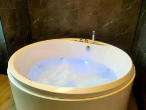 Ảnh trong thư viện ảnh của Suite Beaulieu 1 - Jacuzzi et Clim ở Angoulême