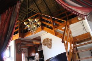 lampadario pendente appeso al soffitto di una camera di Orkney Resort Guest House a Orkney Altre 20 foto