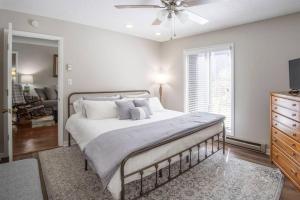 Ένα ή περισσότερα κρεβάτια σε δωμάτιο στο Brook Haven Condo - Downtown Blowing Rock Ground Floor Fully Stocked with 2 King Beds