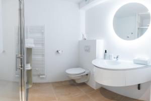 Koupelna v ubytování Domaine de Mende Brenoux Suites & SPA