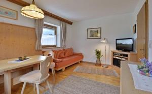uma sala de estar com um sofá e uma mesa em Apartment Alpin em Aschau
