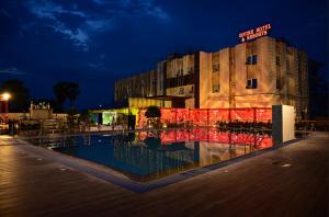 Bazén v ubytování DIVINE HOTEL AND RESORTS nebo v jeho okolí