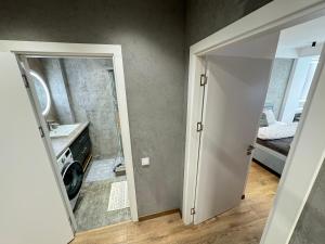 Un baño con lavabo y lavadora. en RentNow Ultracentral Modern Apartment, en Chişinău 143 fotos más