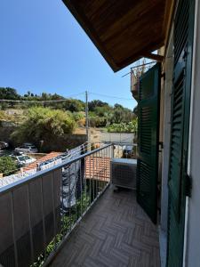 una vista desde el balcón de una casa en La Tana del Granchio, en San Terenzo
