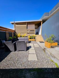 d'une terrasse avec 2 chaises, une table et quelques marches. dans l'établissement Le Cosy entre Terre & Mer, proche Grand'Anse, à Petite Île