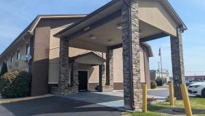un edificio con garaje con aparcamiento en Super 8 by Wyndham Shelbyville, en Shelbyville