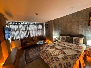 Katil atau katil-katil dalam bilik di Kral As Suite Hotel