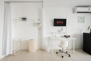 TV a/nebo společenská místnost v ubytování Little Home Ao Nang