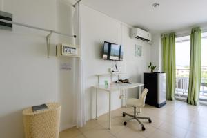 TV a/nebo společenská místnost v ubytování Little Home Ao Nang