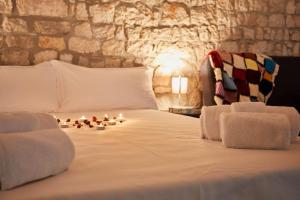 a bedroom with a bed with candles on it at CityGem dal design raffinato a Vigonovo in Fontanafredda