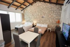 a living room with a couch and a table and a tv at CityGem dal design raffinato a Vigonovo in Fontanafredda