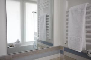a bathroom with a mirror and a sink at CityGem dal design raffinato a Vigonovo in Fontanafredda +23 photos
