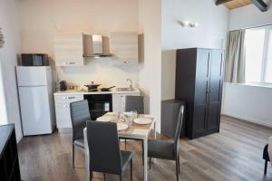 a kitchen with a table and chairs in a room at CityGem dal design raffinato a Vigonovo in Fontanafredda