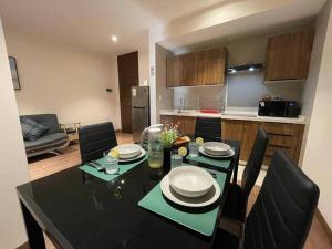 a kitchen and a dining room with a table and chairs at Amplio y comodo apartamento in Calacala