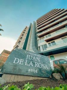 a sign in front of a tall building at Amplio y comodo apartamento in Calacala