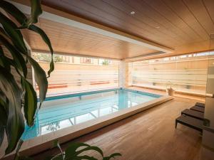 a swimming pool in a room with a large window at Amplio y comodo apartamento in Calacala