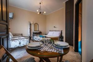 a dining room with a table and a bed at Firiki Studios in Zefiría