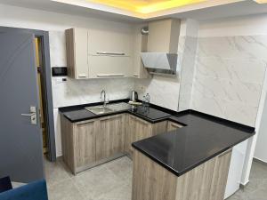 Кухня или мини-кухня в Nurel Shark Residence
