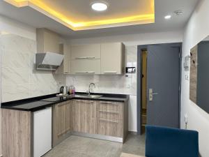 Кухня или мини-кухня в Nurel Shark Residence
