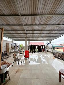 ニンビンにあるNew Nhat Minh HomeStay & Tourの天井の客室で、椅子とテーブルが備わります。 +79枚の写真
